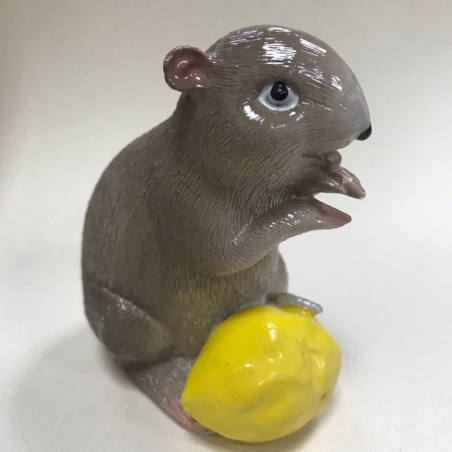 Фигурка крыса с лимоном
