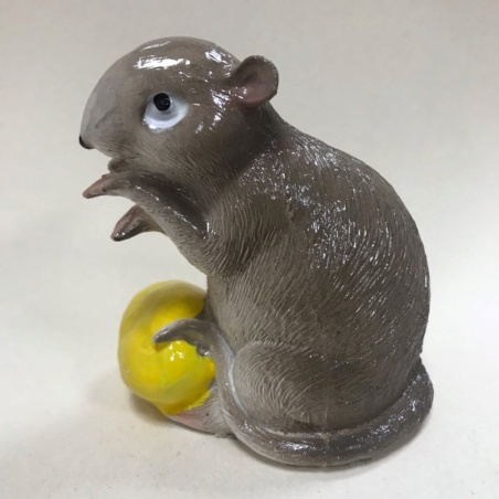 Фигурка крыса с лимоном