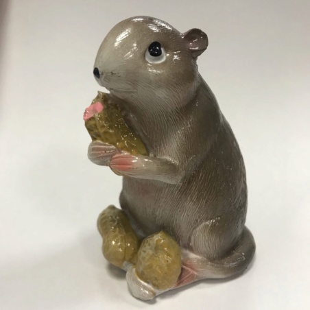 Фигурка крыса с арахисом