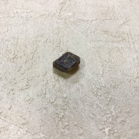 Необработанный кристалл граната 1 см.
