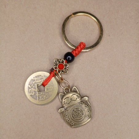 Брелок Манэки Нэко и три монеты