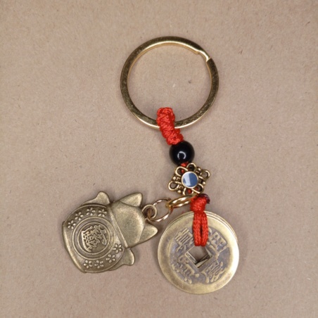 Брелок Манэки Нэко и три монеты