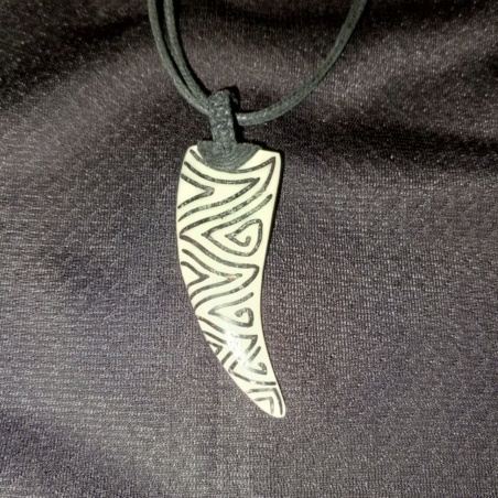 Амулет из кости Клык