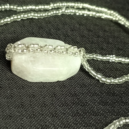 Талисман из натурального адуляра с серебристым бисером