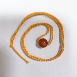 Оранжевая обережная нить с натуральным камнем сердолик