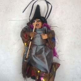 Баба Яга в сером платьице с коричневой оборкой