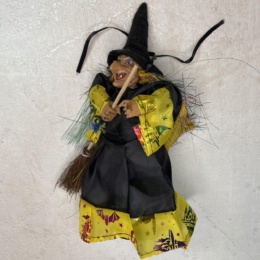 Баба Яга в черном платьице с желтой оборкой
