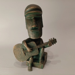 Статуэтка Истукан Моаи с гитарой