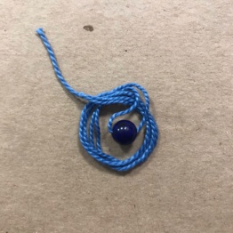 Синяя обережная нить с натуральным камнем лазурит