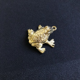Золотая жаба маленькая