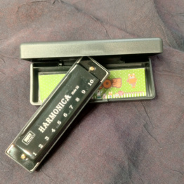 Губная гармошка в футляре