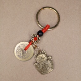 Брелок Манэки Нэко и три монеты