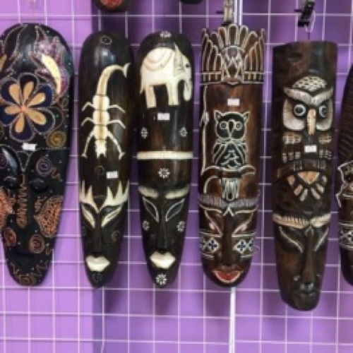 Деревянные маски из Индонезии.